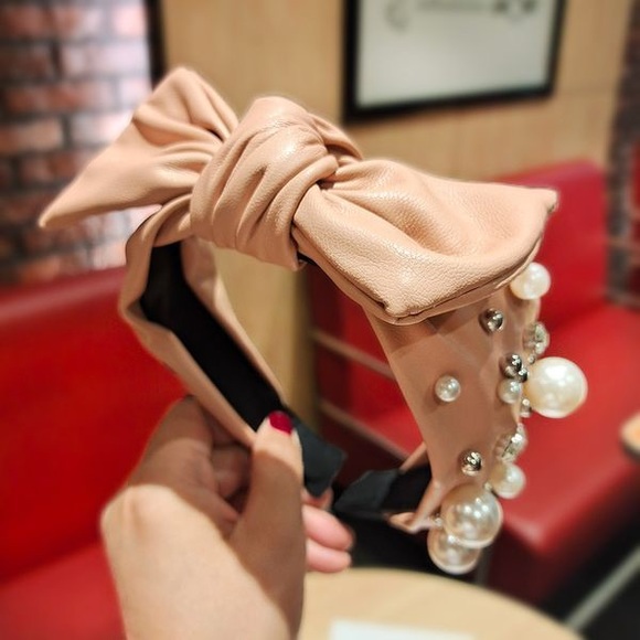 🐝 Faux (PU) Leather Bow Headband. Buy one accessory 1 free on all accessories!! - Picture 4 of 6